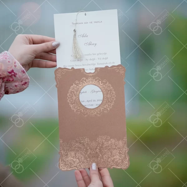 کارت عروسی کرافت ایستاده منگوله دار مدل Adrak